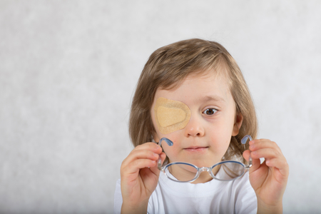 Diagnostyka i leczenie zeza u dzieci Dziecko z przysłoniętym okiem