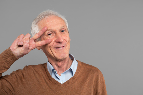 Jakie okulistyczne badania profilaktyczne wykonuje lekarz? Seniorka z kartą do badania ostrości wzroku u okulisty