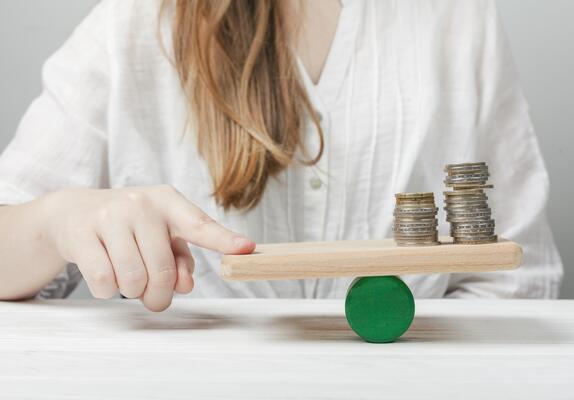 Ekonomiczne aspekty zabiegu Równowaga między wydatkami a oszczędnościami, monety na wadze