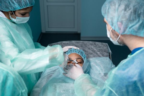 Chirurgia laserowa – precyzja i bezpieczeństwo Operacja okulistyczna w klinice Idealny Wzrok