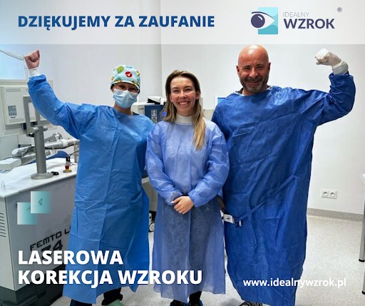 Zadowolony pacjent wraz z lekarzami Idealnego Wzroku