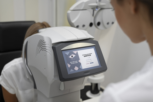 Nowoczesny sprzęt do diagnostyki i laserowej korekcji wzroku Pacjent podczas badania wzroku na nowoczesnym urządzeniu okulistycznym w klinice