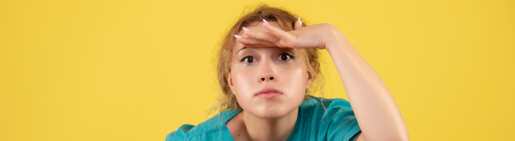 Badanie okulistyczne a praca przy komputerze – kiedy zgłosić się na kontrolę?