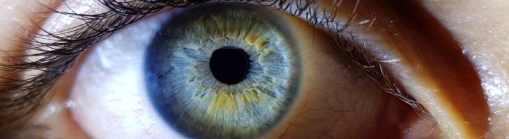 Co się stanie, jeśli mrugnę podczas zabiegu? Jak technologia Eye Tracker chroni Twoje oczy