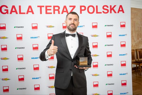 Idealny Wzrok – kulisy 36. Gali w Filharmonii Narodowej Przedstawiciel kliniki Idealny Wzrok ze statuetką Godła „Teraz Polska” na gali Teraz Polska