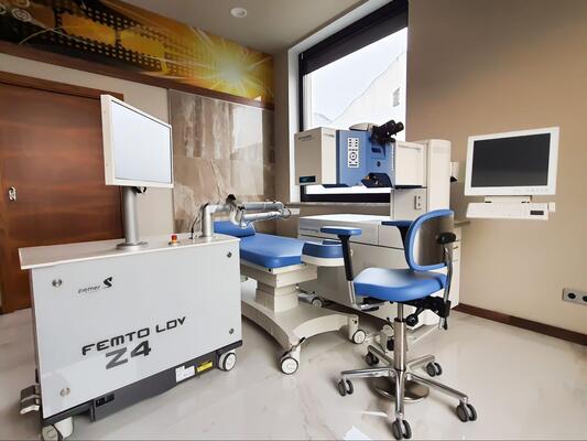 Idealny Wzrok – nowoczesny sprzęt i innowacje Nowoczesna sala zabiegowa kliniki Idealny Wzrok z laserem FEMTO LDV Z4 do laserowej korekcji wzroku